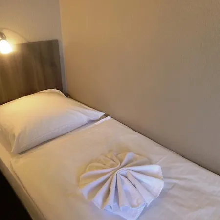 Rehberge Mitte Hotel 2*